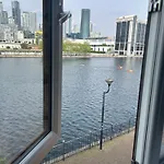 Beautiful View Apartment Near Canary Wharf